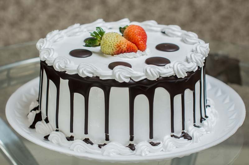 Confeitaria Mamãe Eu Quero | Bolos | Bolo de Gotas de Chocolate Com